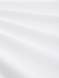 Fehér textil, sima, puha tapintással, finom ráncokkal és árnyékokkal, amelyek a dizájn rugalmasságát és könnyedségét jelzik.