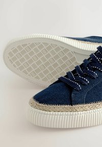 Marina canvas sneakers med vit gummisula och flätade jute detaljer. Har en texturerad yta, platta snören och mönstrad sula.