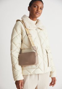 Neselectat, warm taupe