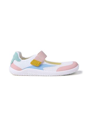 Scarpa in mesh bianco con accenti rosa, blu e menta, dotata di cinturino in Velcro e suola strutturata per una migliore aderenza. Progettata per comfort e traspirabilità.