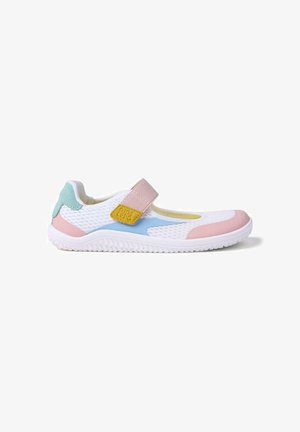 Chaussure en maille blanche avec des accents roses, bleus et menthe, dotée d'une bride Velcro et d'une semelle texturée pour l'adhérence. Conçue pour le confort et la respirabilité.