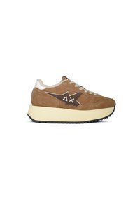 Sneaker in suede marrone con accenti beige, suola intermedia spessa color crema e suola in gomma nera. Presenta un motivo con logo sul lato e design con lacci.