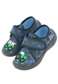 Blaue und grüne Stoffschuhe mit einer schwarzen Gummisohle, verziert mit Traktorstickerei und grünen Nähten. Klettverschluss für einen sicheren Sitz.