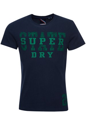 Granatowy bawełniany t-shirt z wyraźnym zielonym napisem "SUPER DRY" i "STATE". Krótkie rękawy i okrągły dekolt.