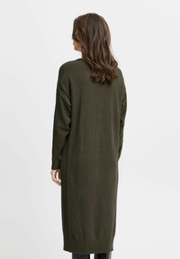 Cardigan lungo verde oliva in maglia con dettagli a coste sulle maniche e sull'orlo. Fit regolare, design di lunghezza media. Texture liscia, colore uniforme.