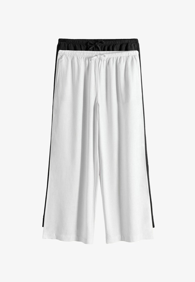 Pantalons capri blancs avec une taille élastique, un cordon de serrage noir et des accents latéraux noirs. Fabriqués en tissu léger et lisse.