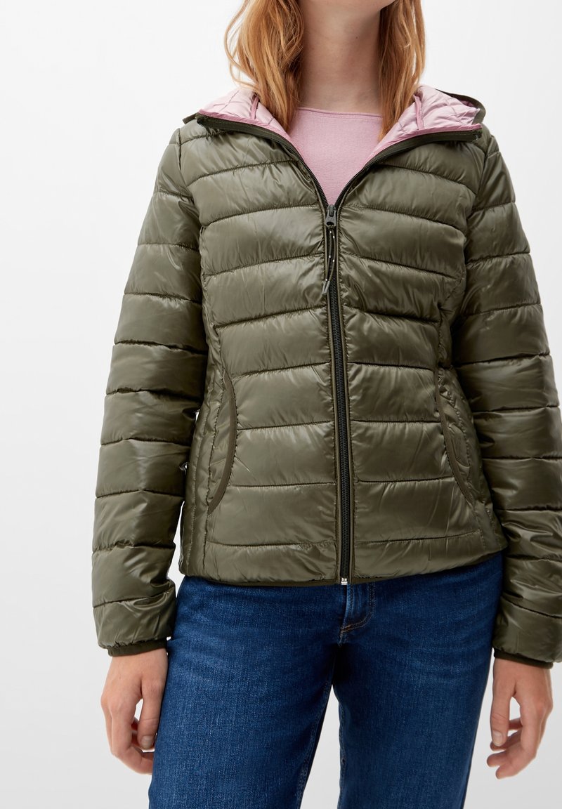 Olijf groene pufferjack met een roze voering, met horizontale gestikte patronen, een rits aan de voorkant en zijzakken.