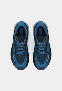 Scarpe da corsa blu e nere con tomaia in rete, caratterizzate da un motivo a spina di pesce, punte rinforzate e suola imbottita.