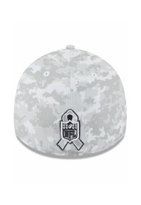 Grau getarnte Baseballmütze mit flacher Krempe, ausgestattet mit einem gestickten NFL-Logo-Patch und einem Banddetail auf der Rückseite.