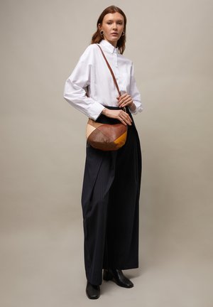 MISAKO ABEYI  - Ülerinna-kott - brown