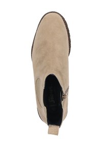 Beige Wildleder-Ankle-Boot mit abgerundetem Zeh, seitlichem Reißverschluss und kontrastierender dunkler Sohle. Glatte Textur ohne sichtbare Muster oder Akzente.