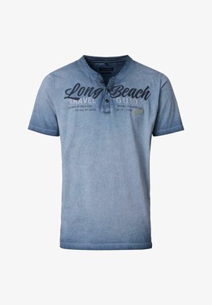 Kurzarm-Blaues T-Shirt aus weichem Stoff, mit einem Henley-Ausschnitt und bedrucktem Text in Dunkelblau sowie Reisemotiven.