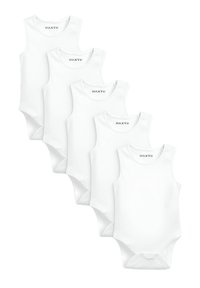 Cinque bodysuit senza maniche bianchi realizzati in cotone, con scollatura rotonda e chiusure a scatto nella parte inferiore, disposti in ordine di taglia crescente.