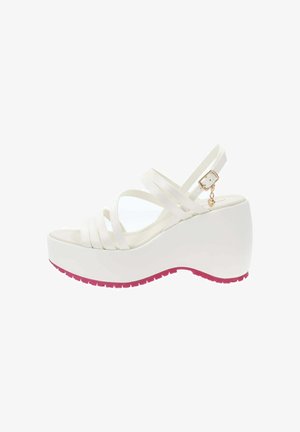 Sandali a zeppa bianchi con fasce incrociate, superficie liscia e suola rosa. Presentano una fascia regolabile con una fibbia dorata.