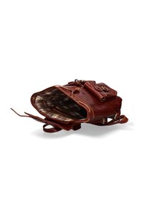 Borsa in pelle marrone con apertura superiore, dotata di fodera interna a quadri, tasca con zip e doppi manici.