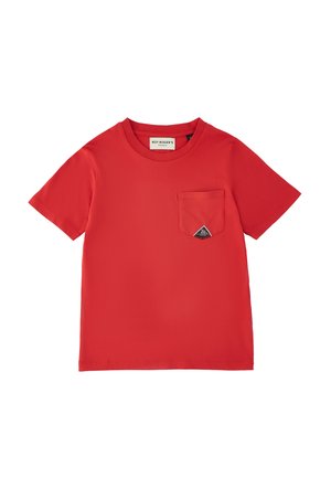 T-shirt rossa in cotone a maniche corte con scollo a girocollo e taschino sul petto con una piccola toppa triangolare nera con il logo.