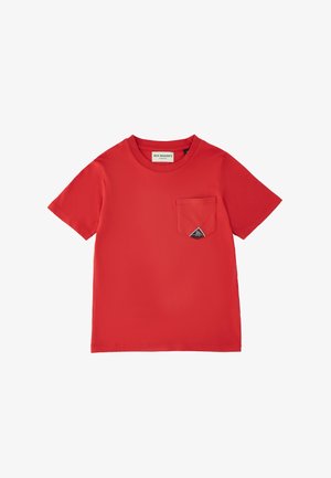T-shirt rossa in cotone a maniche corte con scollo a girocollo e taschino sul petto con una piccola toppa triangolare nera con il logo.