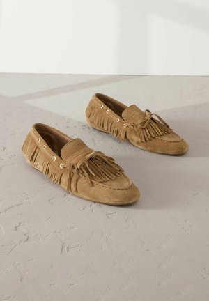 Tan suede Mokassins mit Fransen, Schnürdetails und goldenen Ösen. Weiche Textur und rundes Zehen-Design.