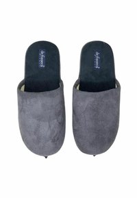 Pantofole in camoscio grigio con tacco aperto e superficie morbida e testurizzata. Presentano un'etichetta del marchio blu scuro sulla soletta.