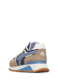 Sneaker in suede marrone e blu navy con un tallone bianco e accenti blu, dotato di una suola in gomma e di un logo distintivo su un lato.