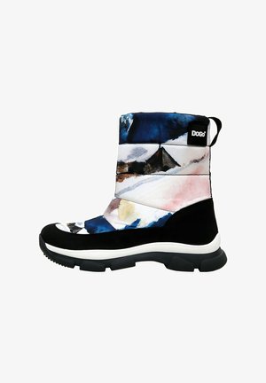 Schwarzer Knöchelstiefel aus wasserdichtem Stoff mit einem bunten Aquarellmuster. Dicke weiße Sohle, strukturierter Schaft und kleine Zuglasche.