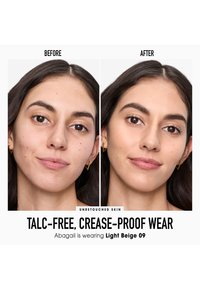 Immagini prima e dopo che mostrano la pelle del viso. A sinistra si vede la pelle naturale, a destra la pelle è più liscia con una tonalità beige chiara. Orecchini d'oro visibili.