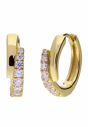 Gouden hoepeloorbellen met een rij heldere, ronde edelstenen die langs de buitenrand van elke oorbel zijn gezet.