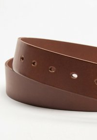 Brązowy skórzany pasek o gładkiej fakturze, z równomiernie rozmieszczonymi otworami i zaokrąglonymi krawędziami do regulacji. Minimalistyczny design bez zdobień.