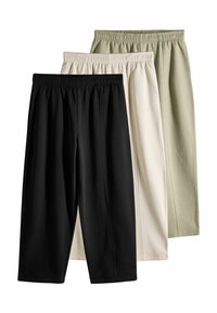 Drie paar relaxed-fit broeken: zwart, crème en olijfgroen. Gemaakt van een zachte stof met een elastische tailleband en een taps toelopend ontwerp.