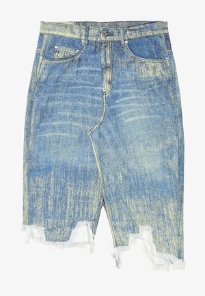 Falda de mezclilla en azul claro con textura desvanecida, de talle alto, con dobladillo deshilachado y diseño de cinco bolsillos. Presenta accesorios de metal y trabillas para cinturón.