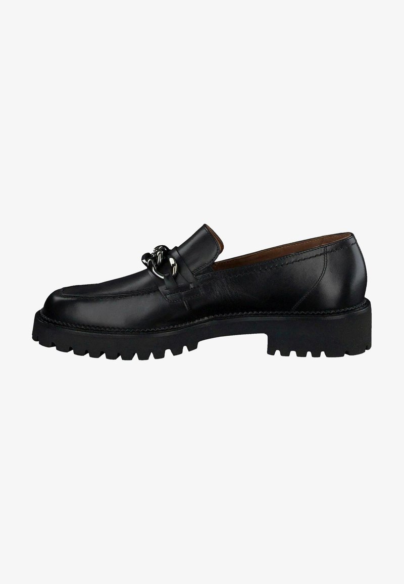 Mocassin noir en cuir avec semelle épaisse et chaîne métallique décorative sur le dessus, vu de côté sur fond blanc.