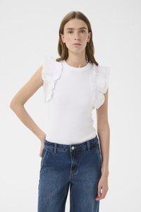 Biely top bez rukávov s volánikovými detailmi na ramenách, textúrovaná látka, v kombinácii s modrými džínami s vysokým pásom. Jednoduchý, čistý dizajn.