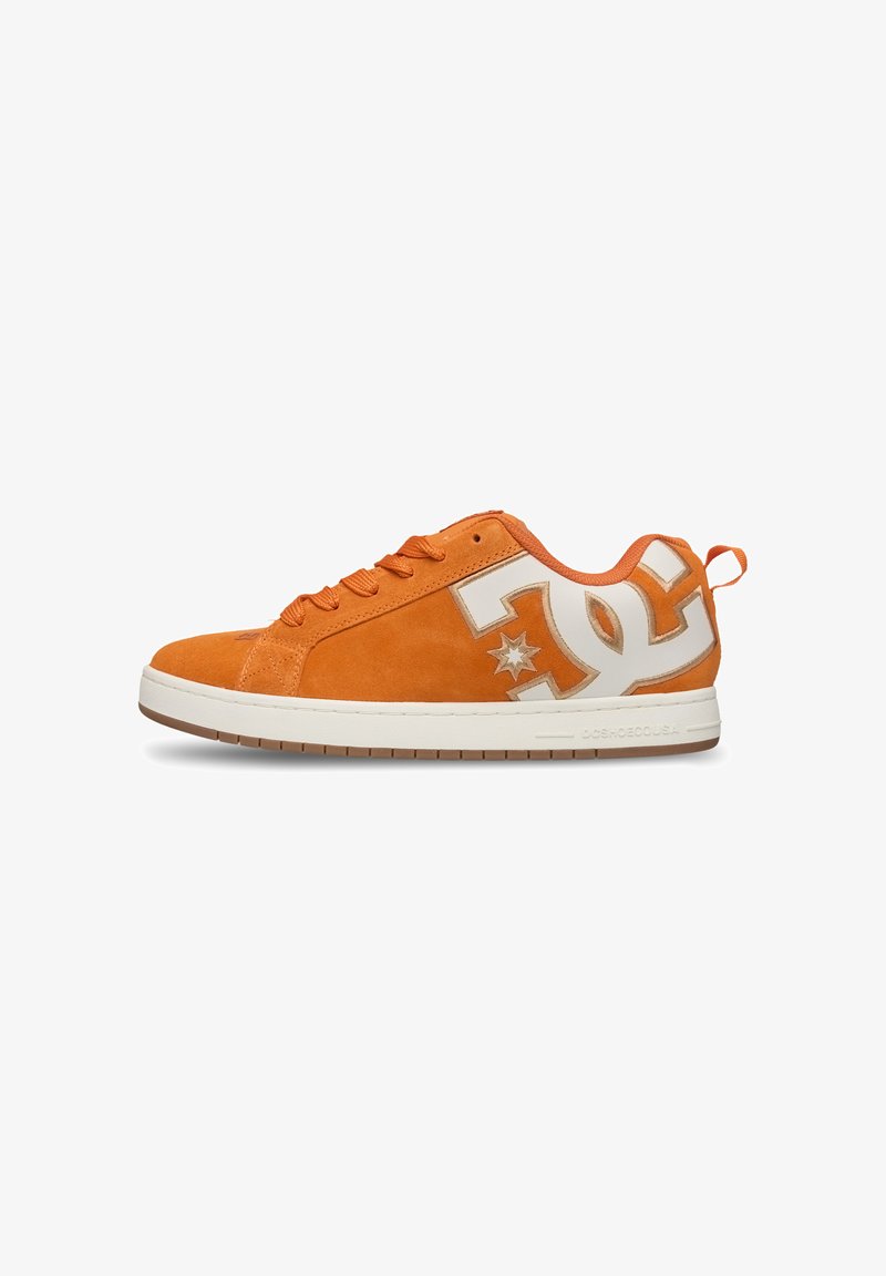Baskets basses orange avec semelle blanche, grand logo de marque blanc sur le côté, design à lacets et languette de traction au talon.