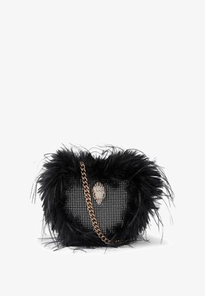 Sac à main noir avec plumes noires, clous argentés, bandoulière chaîne dorée et emblème d'insecte orné de bijoux à l'avant.