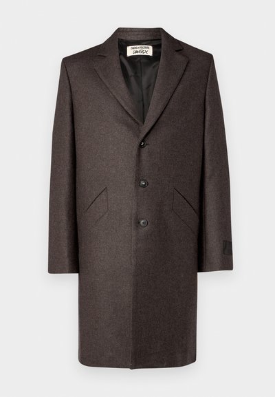 Cappotto in misto lana marrone con rever su misura, tre bottoni e due tasche laterali, dotato di una fodera interna liscia e dettagli di design minimi.