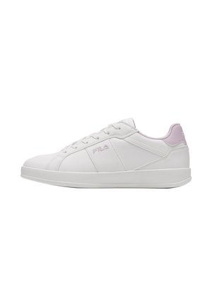 Sneaker bianco low-top con occhiello rosa chiaro sul tallone e logo FILA sul lato, chiusura con lacci e suola in gomma.