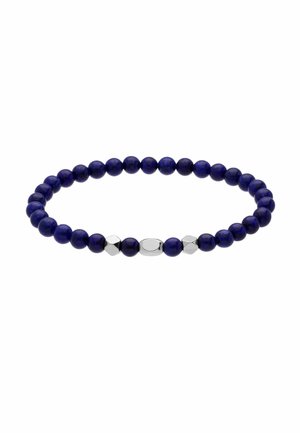 Armband mit runden dunkelblauen Perlen und drei silbernen geometrischen Perlen, die nahe der Mitte auf weißem Hintergrund verteilt sind.