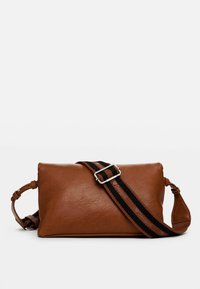 Borsa a tracolla in pelle marrone con forma rettangolare, superficie testurizzata e una tracolla a strisce nere con fibbia in argento.