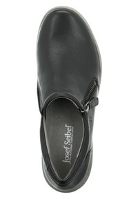 Czarne skórzane buty wsuwane z okrągłym noskiem, bocznym zamkiem błyskawicznym i szarym gumowym podeszwy; teksturowana cholewka i widoczne logo marki wewnątrz.