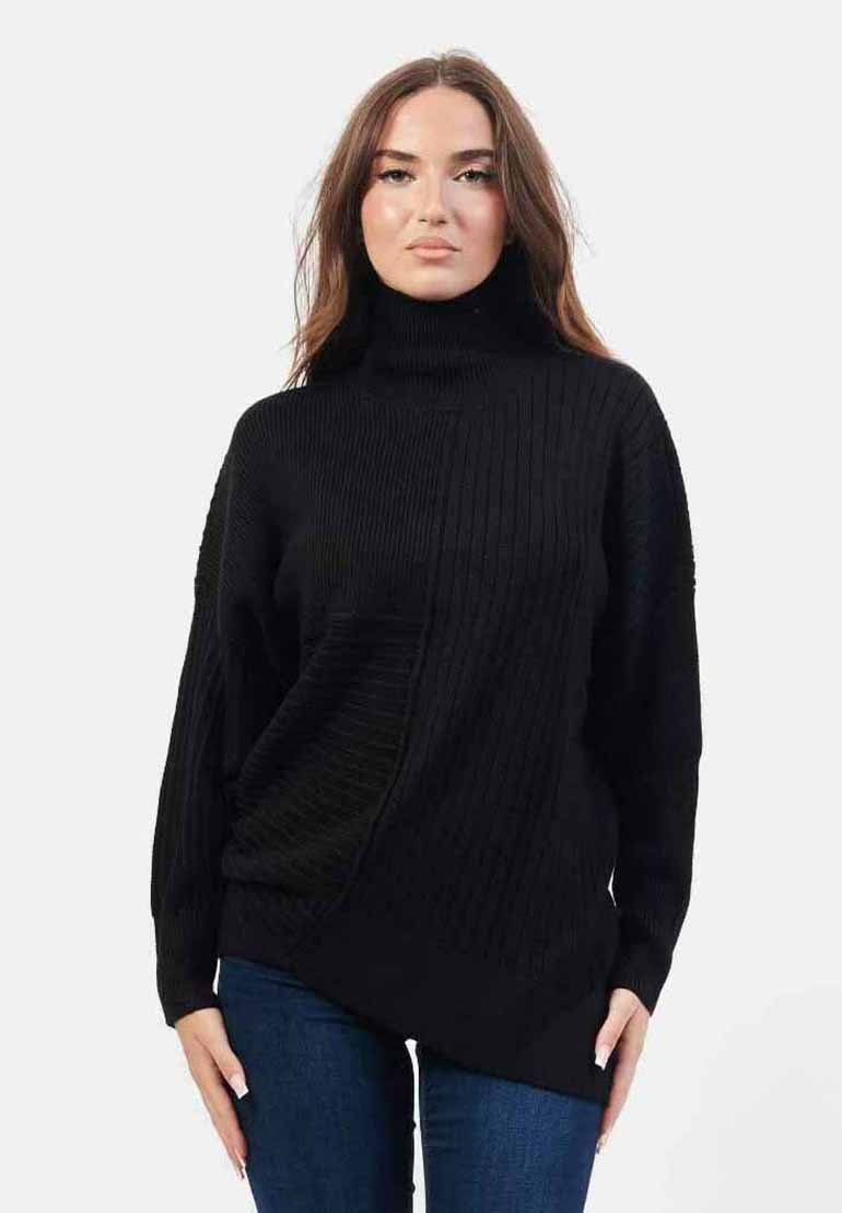 Maglione nero a collo alto in maglia con un design testurizzato caratterizzato da costine diagonali e un orlo asimmetrico.