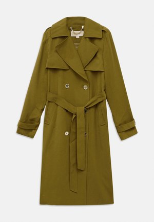 Trench coat doppiopetto verde oliva con ampi revers, cintura, polsini con bottoni e spalline, adagiato su uno sfondo bianco.