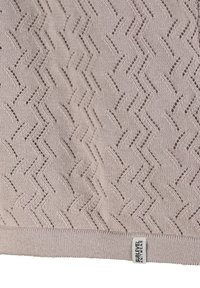 Strickwaren in hellem Beige mit Zickzackmuster. Offenes Gewebemuster und elastischer Saum. Das Etikett am unteren Rand trägt die Aufschrift "SUBLEVEL KNITWEAR."