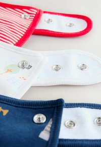 Trzy zapięcia materiałowe w kolorze czerwonym i niebieskim, z białymi akcentami. Posiadają zatrzaski i różnorodne wzory, w tym paski i ilustracje drzew.