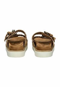 Sandali in pelle marrone con cinturini intrecciati, soletta piatta beige e suola in gomma bianca. Dettaglio con fibbia regolabile sul cinturino alla caviglia.
