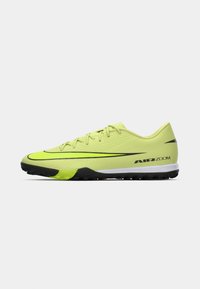 Žute-zelene Nike Air Zoom nogometne cipele s crnim potplatom i vezicama, bočni pogled na običnoj bijeloj pozadini.