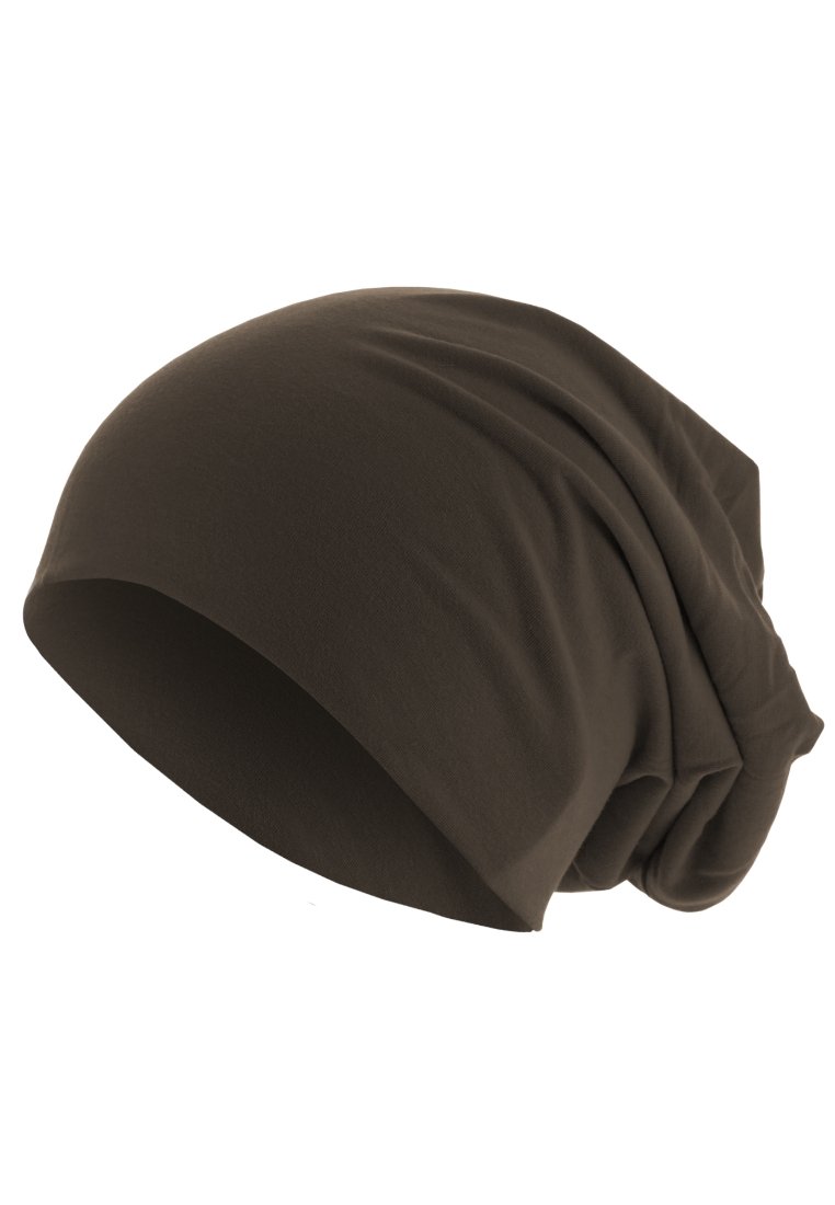 Căciulă slouchy dintr-un material moale, de culoare maro închis, cu un fit relaxat și pliuri subtile, prezentată pe un fundal alb.