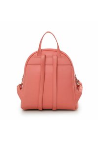 Zaino in pelle rosa con forma arrotondata, dotato di due manici superiori, dettagli di cuciture verticali e spallacci regolabili ai lati.