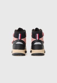 Zapatillas altas en colores rosa y negro, con ante texturizado, un collar acolchado y un acento de rayas en el talón. Presentan una suela de goma y una correa de Velcro.