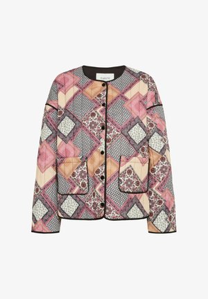 Kurtka pikowana w wzór patchworkowy w odcieniach różu, pomarańczy i szarości. Posiada czarne wykończenia oraz dwie przednie kieszenie, zapięcie na guziki.