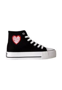 Sneaker alta in tela nera con suola in gomma bianca, con applicazione a forma di cuore rosso e testo "Le Temps des Cerises" sul lato.